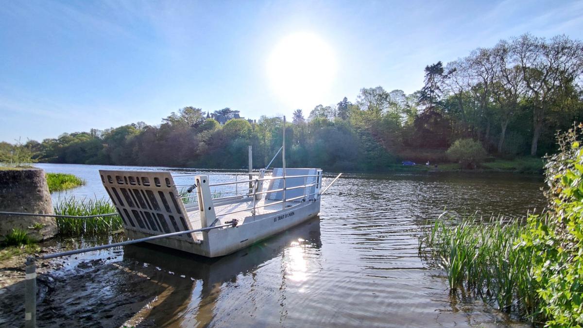 Le Bac de Ménil traversant la Mayenne