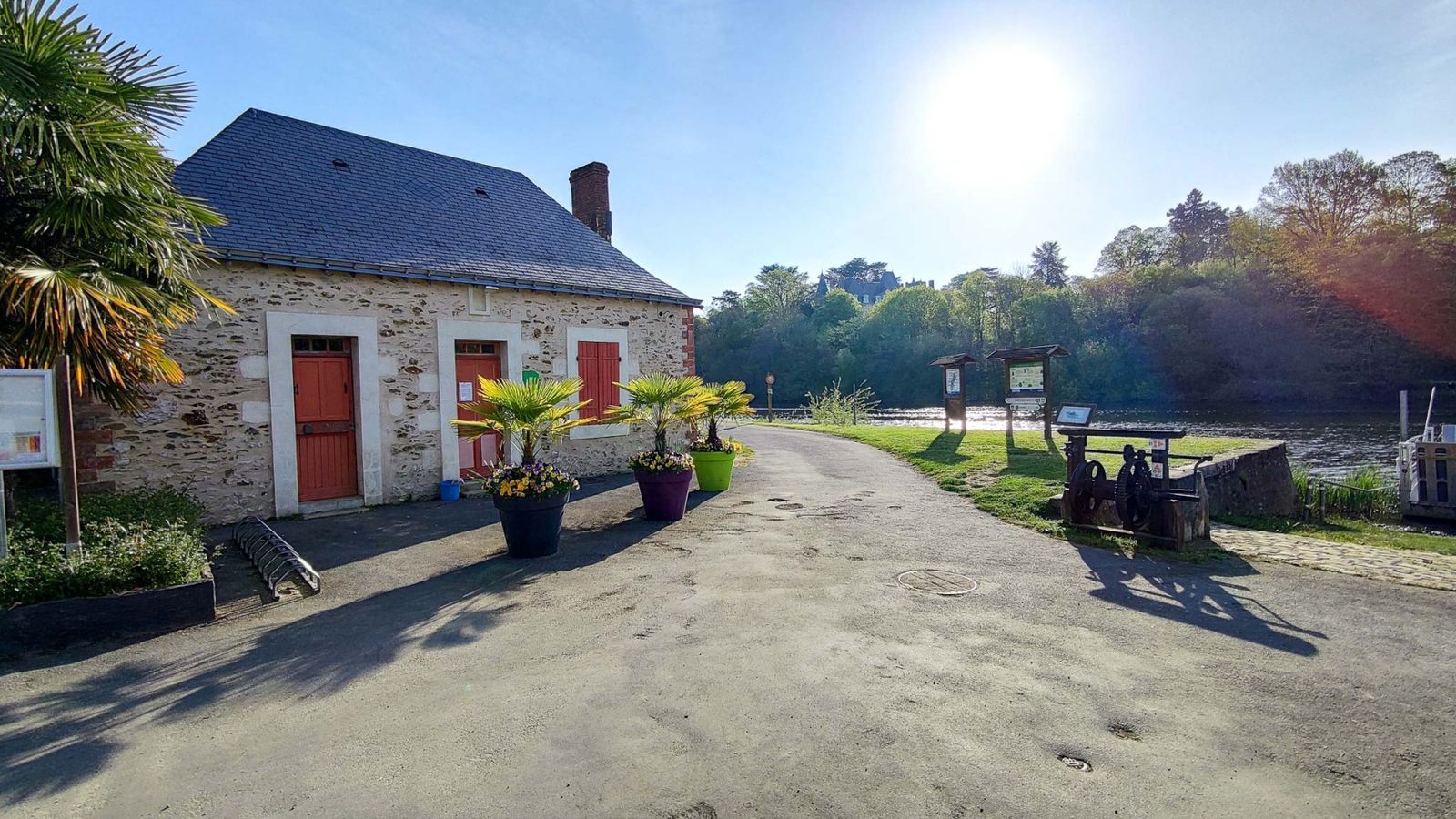 Gîte insolite au bord de l'écluse - Camping de Ménil