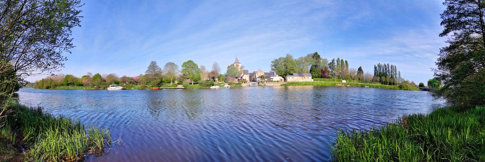 Vue panoramique du village de Ménil au bord de la Mayenne